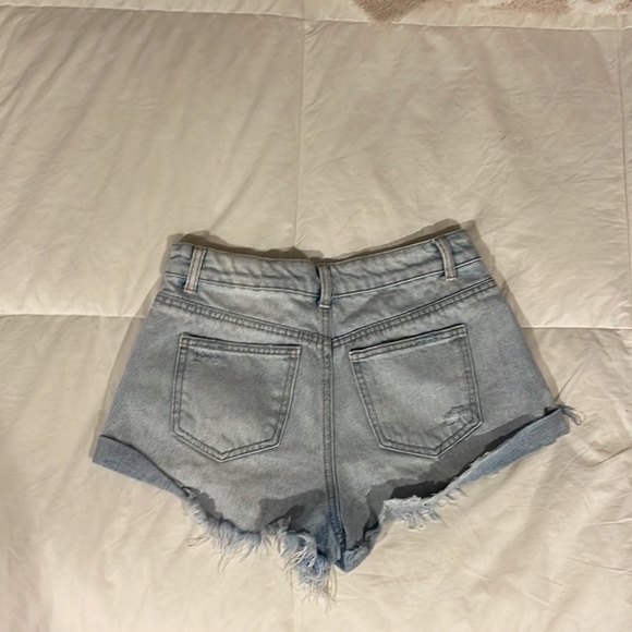 Hight rise light wash short jean shorts - Picture 2 of 4